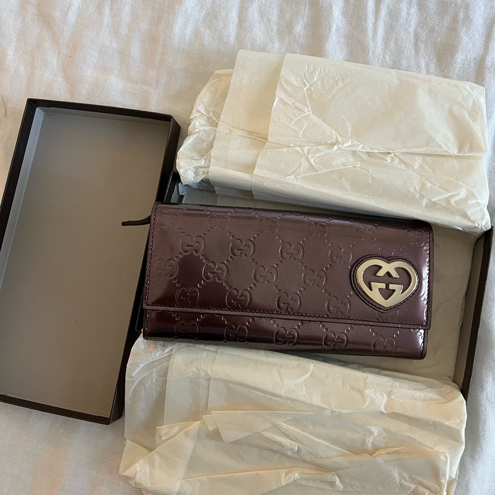 Gucci wallet never used before! Brand new. Purple